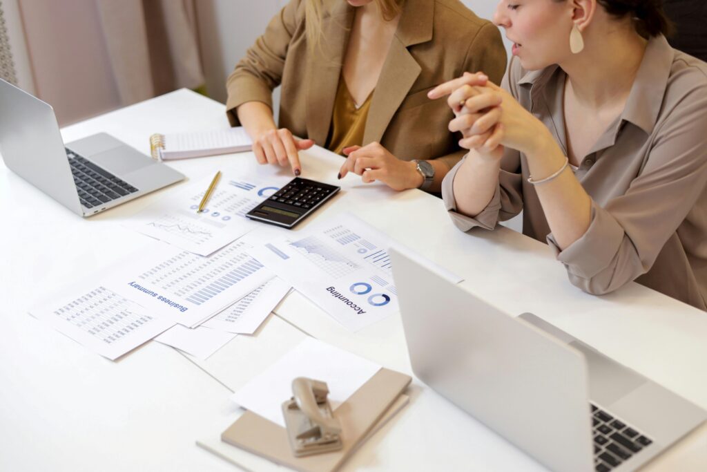 Crédit sans fiche de paie - Deux employées de Crédit Optimal en pleine séance d'analyse