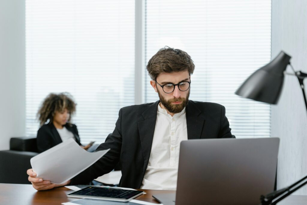 Crédit express en ligne - Employé de Crédit Optimal au travail