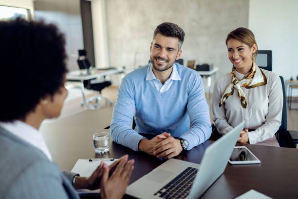 Trois employés de Crédit Optimal autour d'une table